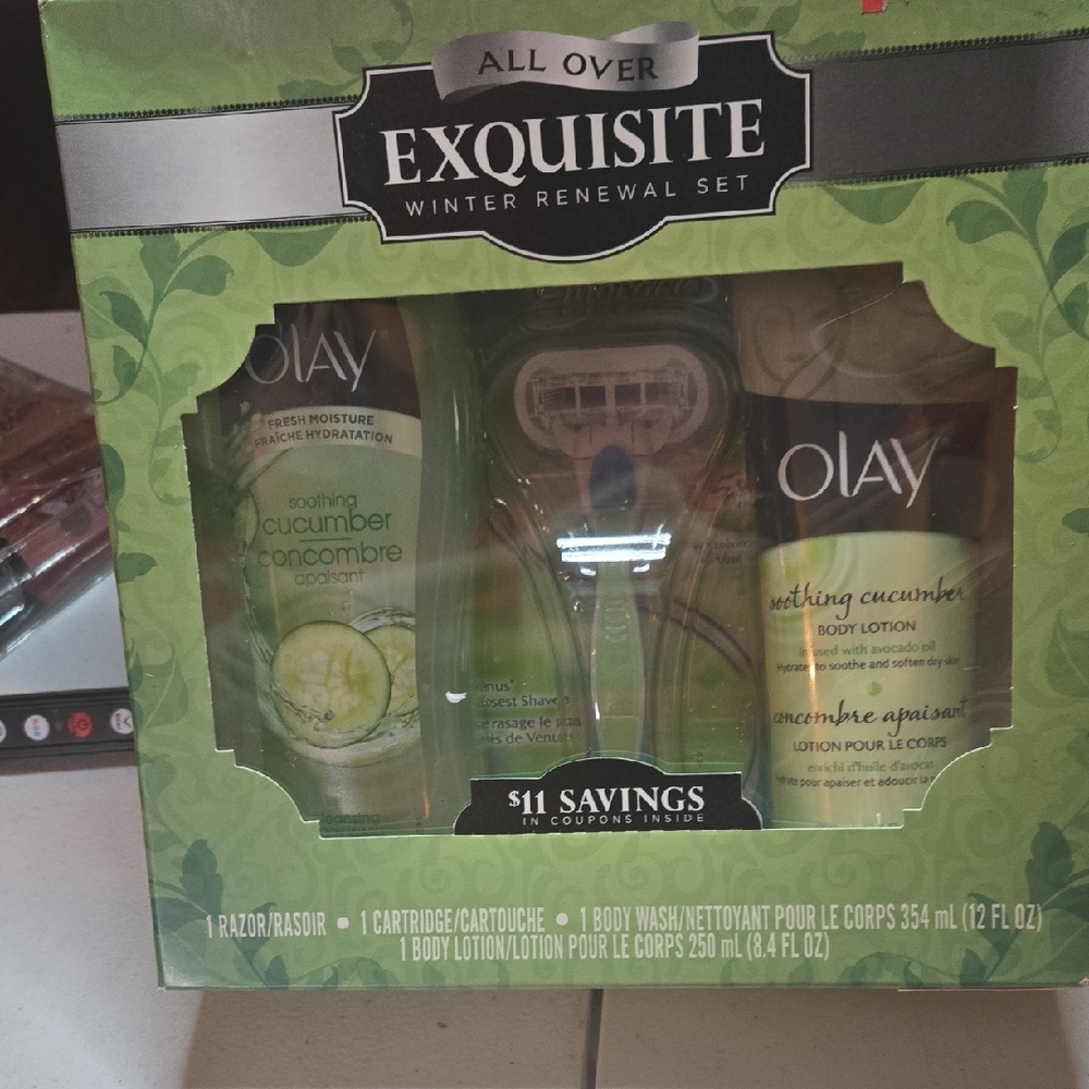 Gift Set Oil Of Olay  Exquisite Set with Body Wash Lotion and Razor  NWT